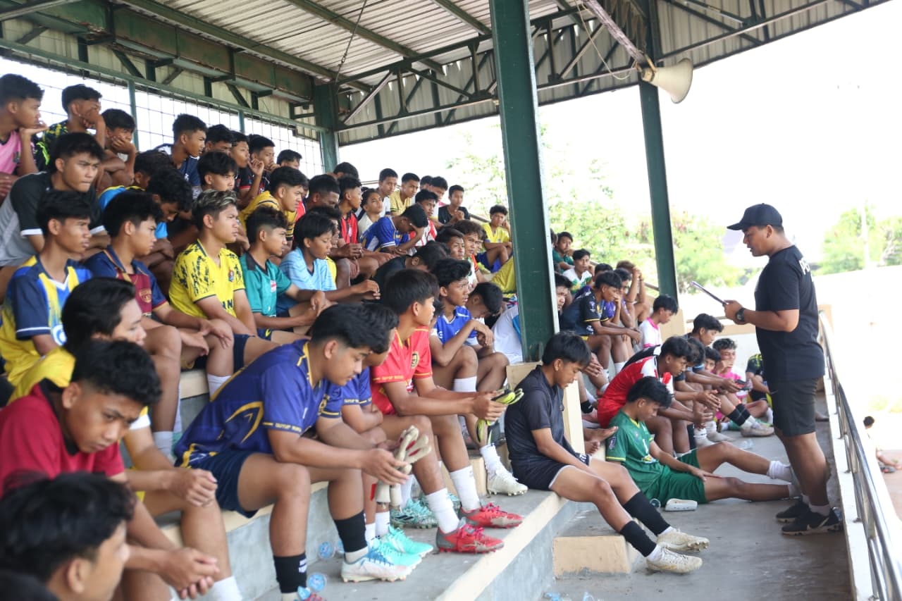 Para pemain peserta seleksi terbuka Persatu Tuban ketika mendengarkan instruksi dari pelatih di Stadion Lokajaya Tuban, Minggu (9/11).