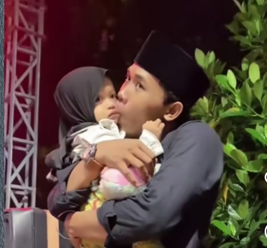 Gus Elham saat mencium pipi anak perempuan saat dakwah