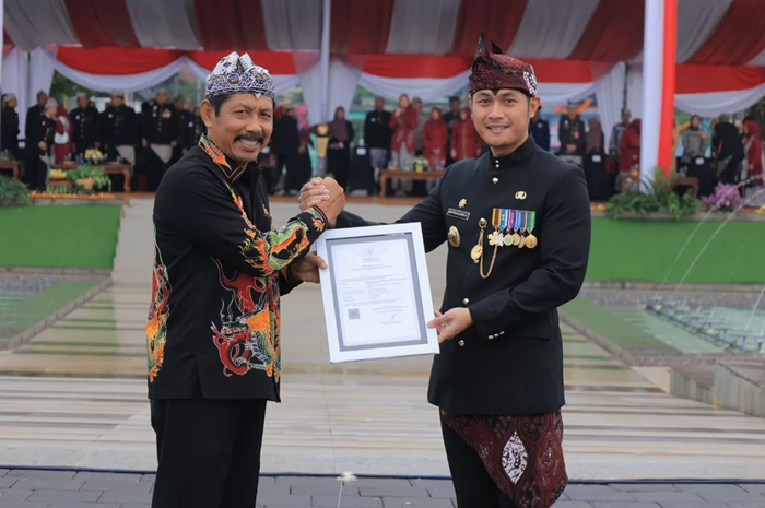 Bupati Tuban Aditya Halindra Faridzky menerima sertifikat Indikasi Geografis Batik Tulis Tenun Gedhog sebagai kado Hari Jadi ke-732 Tuban.