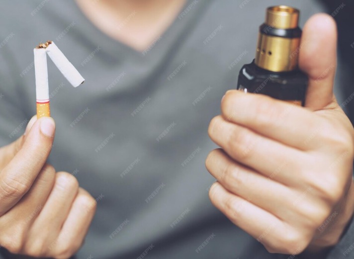 Ilustrasi rokok electric vs rokok konvensional.