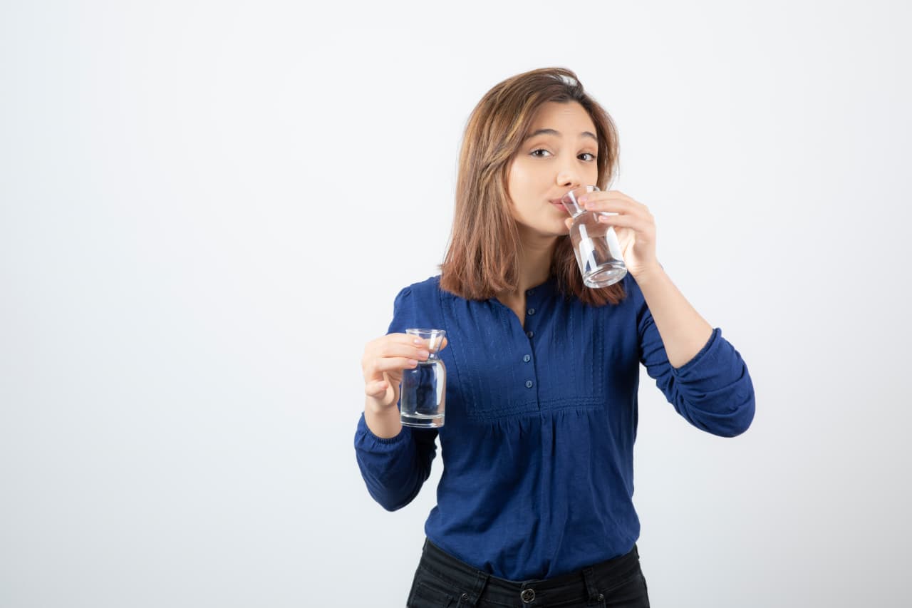 Ilustrasi orang minum air putih