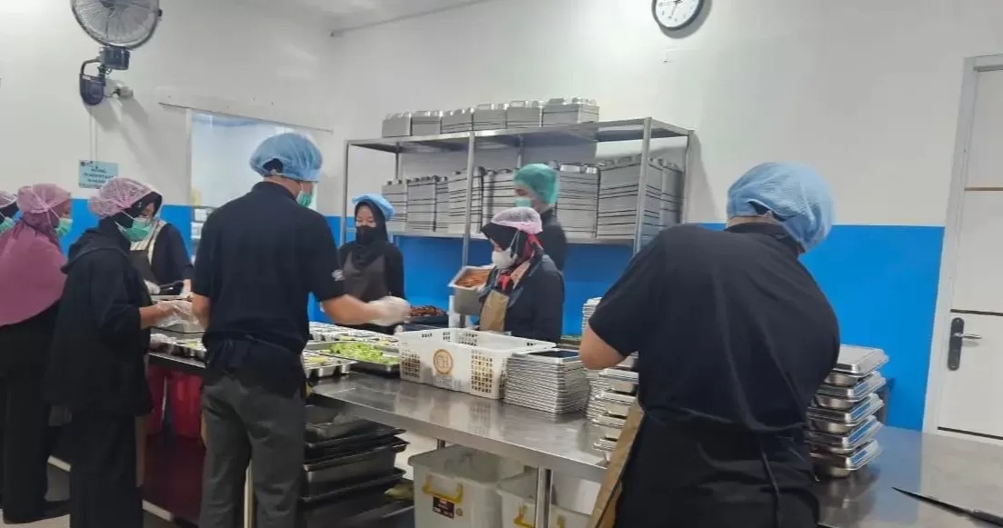 Sejumlah petugas SPPG tengah menyiapkan makanan untuk program Makan Bergizi Gratis (MBG).