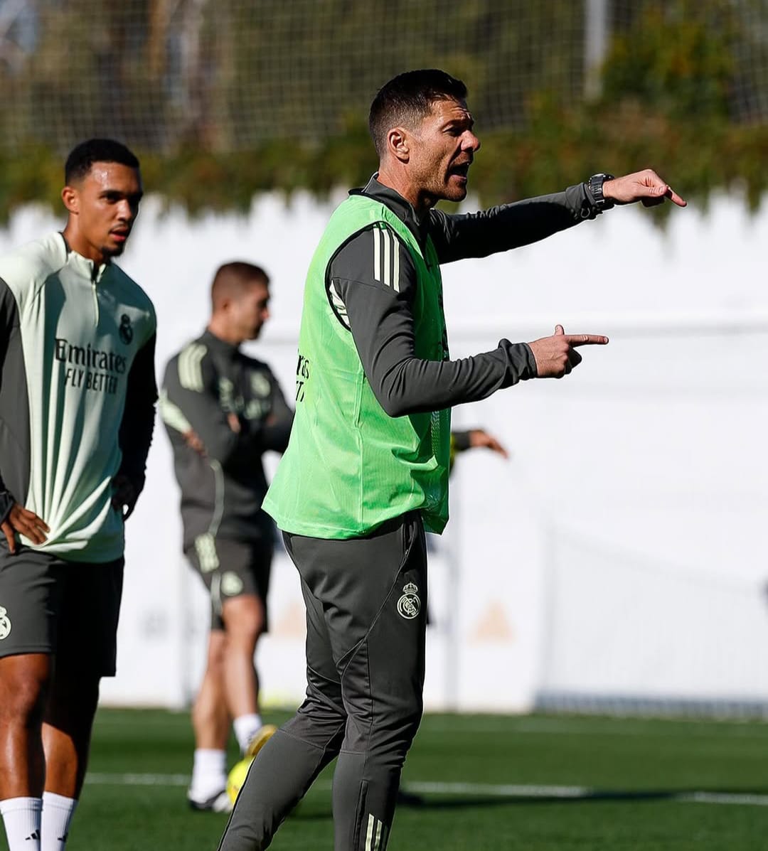 Pelatih Real Madrid, Xabi Alonso, saat memimpin latihan timnya.