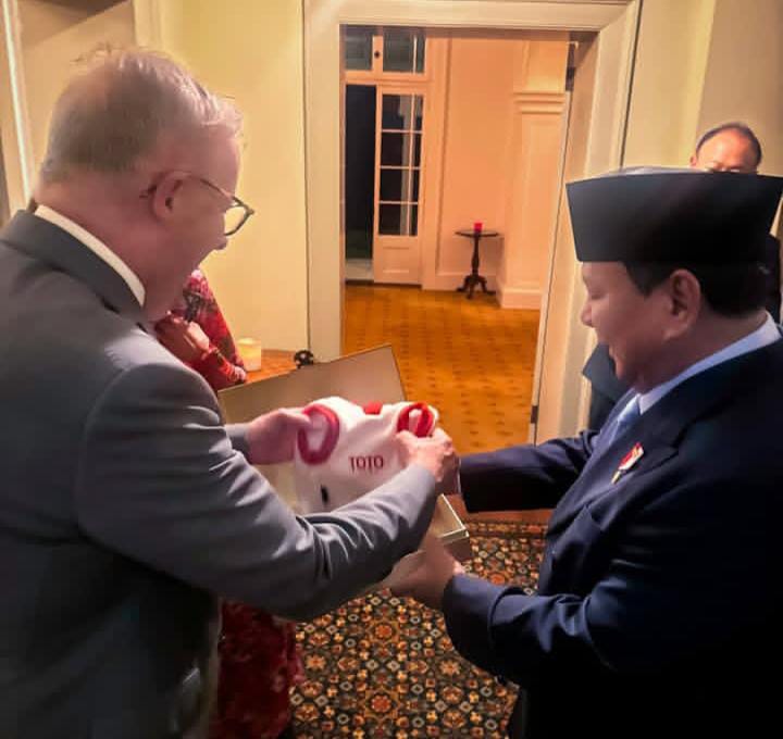 Presiden Prabowo memberikan hadiah baju untuk Anjing peliharaan (PM) Albanese bernama ToTo.