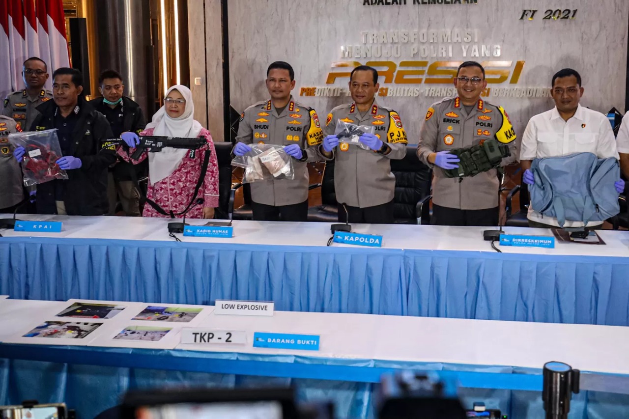 Polisi menunjukan barang bukti usai menyampaikan keterangan terkait ledakan bom di SMAN 72 Jakarta