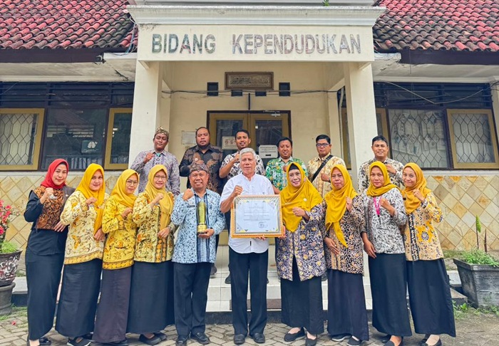 Disdukcapil yang terus berkomitmen meningkatkan pelayanan untuk masyarakat berbuah penghargaan.