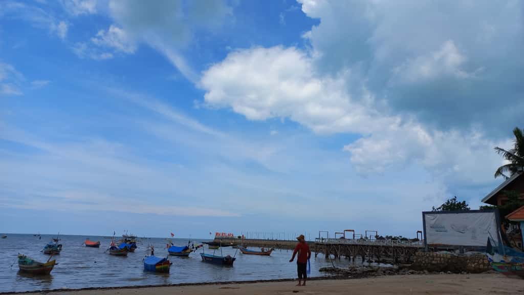 Cuaca tampak bersahabat di kawasan atmosfer wisata Pantai Kelapa, Kelurahan Panyuran, Kecamatan Palang.