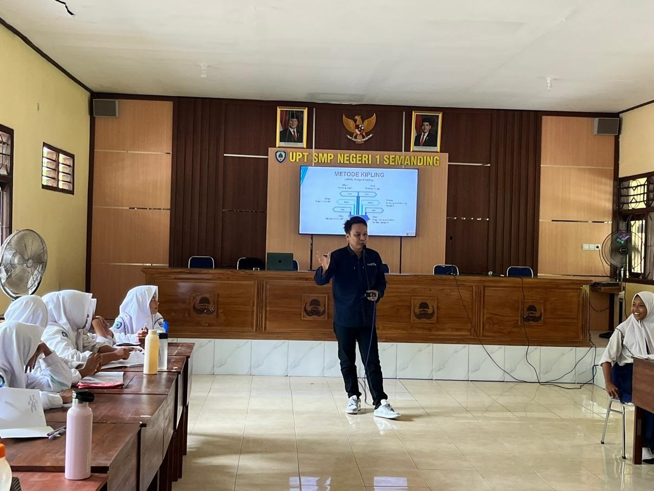 Pelatihan jurnalistik di SMPN 1 Semanding yang menghadirkan praktisi dari Jawa Pos Radar Tuban.