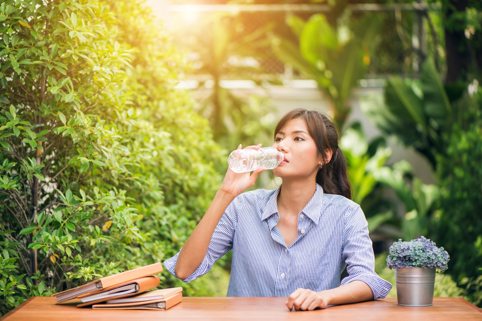Ilustrasi minum air kemasan