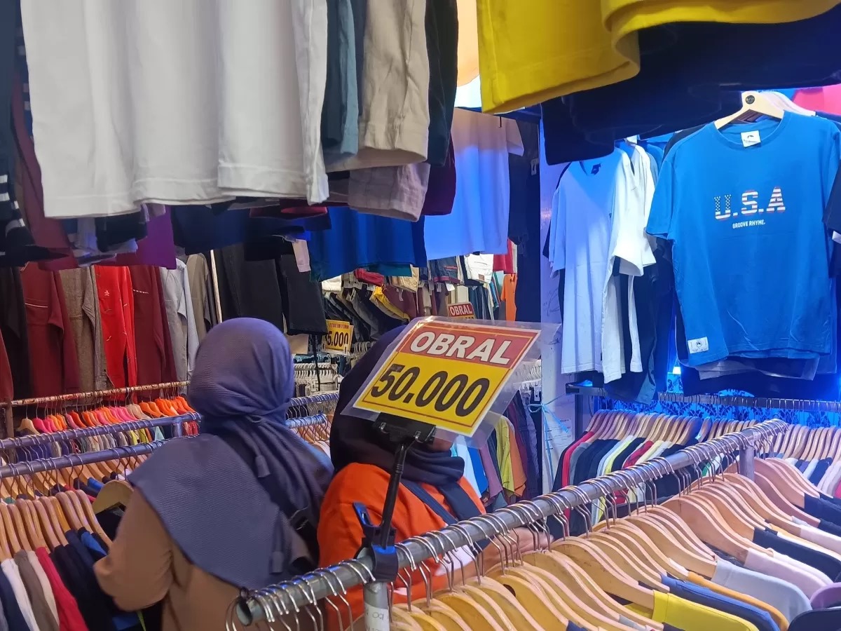 Foto jual beli pakaian bekas