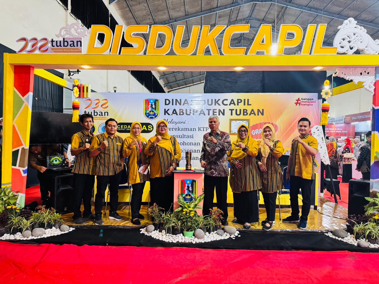 Stan Disdukcapil di Tuban Fair 2025 untuk memudahkan urusan dokumen kependudukan masyarakat.