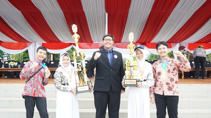 Ketua Forum Anak Kabupaten Tuban Sri Teddy Wiryawan (tengah) berfoto bersama para pemenang Festival Surat untuk Masa Depan 2025 dan anggota Forum Anak usai penyerahan penghargaan di Alun-Alun Tuban.