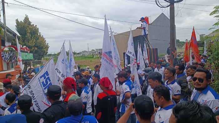 Serikat pekerja Tuban mengancam meneruskan aksi ke Gresik jika tak ada kejelasan.