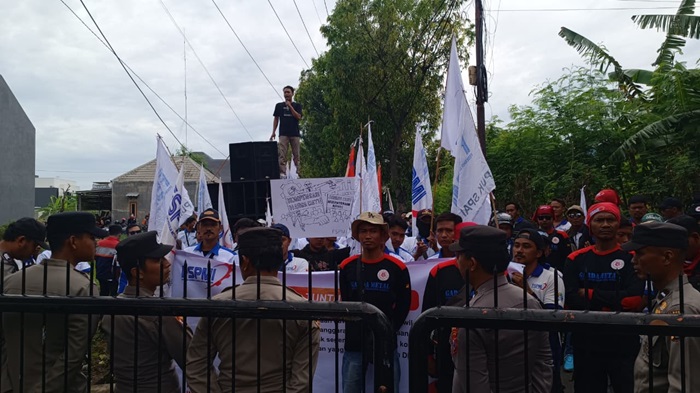 Ratusan Buruh Geruduk Pengawas Ketenagakerjaan, PT Swabina Gatra Didemo Karena 11 Bulan Tak Bayar Kompensasi PKWT