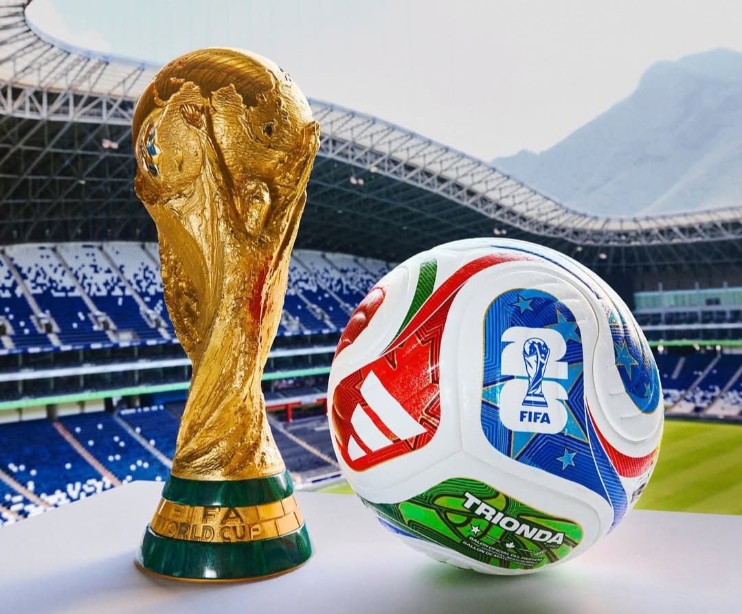 Ilustrasi trofi dan bola resmi piala dunia 2026