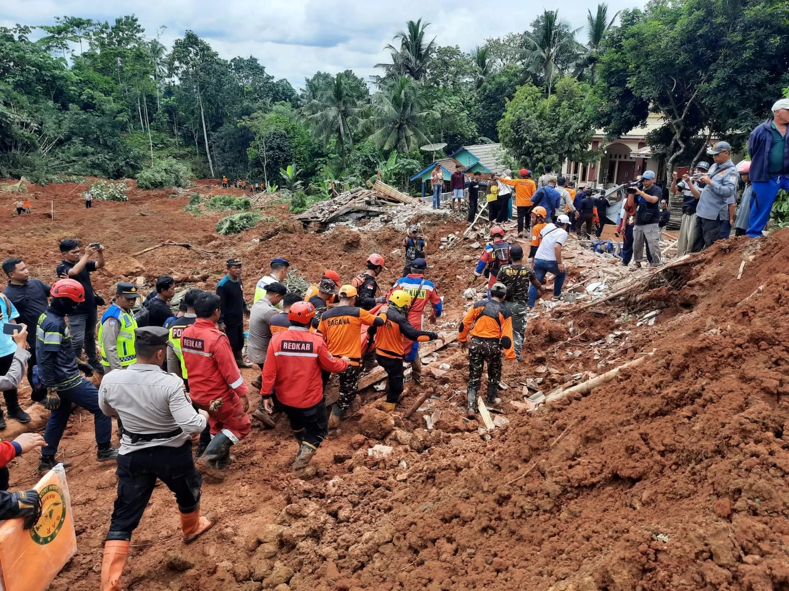 Tim SAR Gabungan mengevakuasi korban terdampak longsor di Cilacap, Jateng, pada Jumat (14/11).