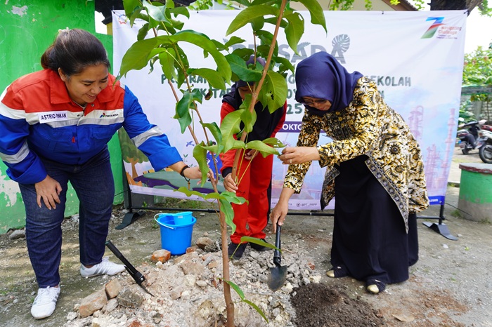 SDN Beji 2 rasakan dampak Program Persada: komposting rutin, puluhan bibit tanaman, dan perubahan perilaku siswa menuju sekolah berbudaya lingkungan.