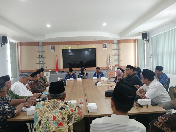 Kepala Kemenag Tuban Umi Kulsum memimpin rapat koordinasi dengan Dinkes P2KB Tuban terkait tes kesehatan sebelum pelunasan BIPIH. Rapat tersebut digelar di gedung PLHUT Kemenag Tuban, Senin (17/11).