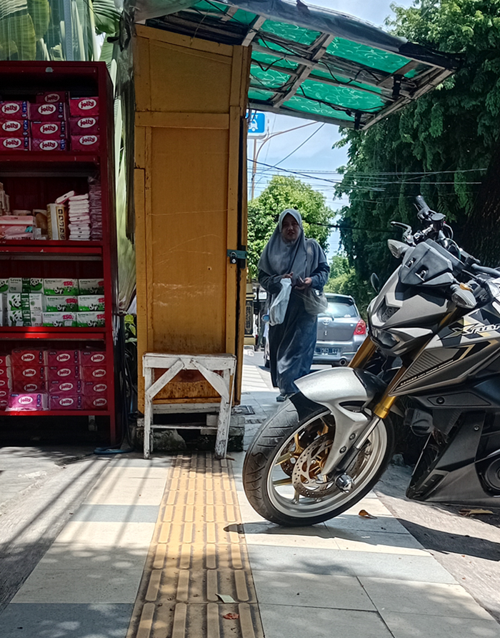 PKL menempati trotoar dan ganggu keselamatan pejalan kaki