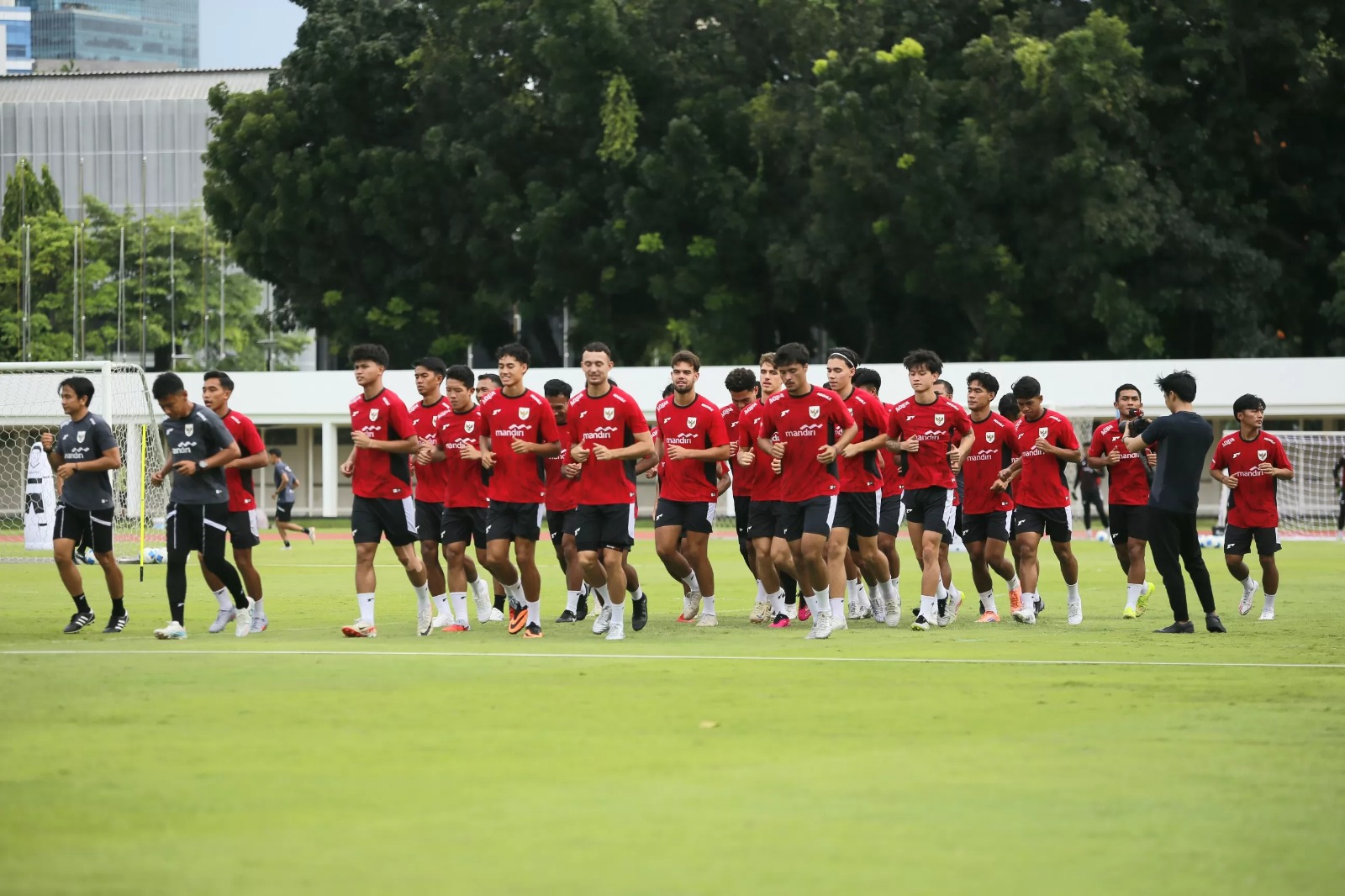 Latihan timnas Indonesia U-23 di Stadion Madya Senayan, Jakarta, Selasa (11/11).