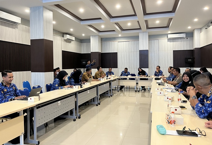 Seluruh pemangku kepentingan, mulai kepala OPD, camat, kepala desa, perwakilan akademisi, perwakilan media, hingga&nbsp; pensiunan kepala Inspektorat Tuban yang mengikuti Forum Konsultasi Publik (FKP).