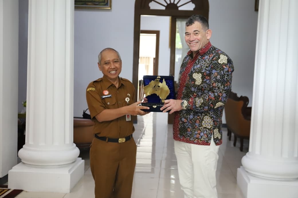Konsulat Jenderal Australia Surabaya, Glen Askew berkunjung di Kabupaten Tuban kemarin (17/11). Disambut Sekda Budi Wiyana di rumah dinas Wakil Bupati.