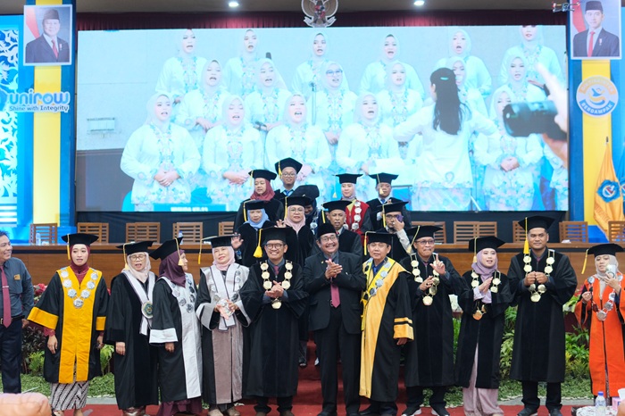 Jajaran Civitas Akademika Unirow Tuban bersama pengurus Ketua Yayasan Unirow Tuban berfoto bersama.