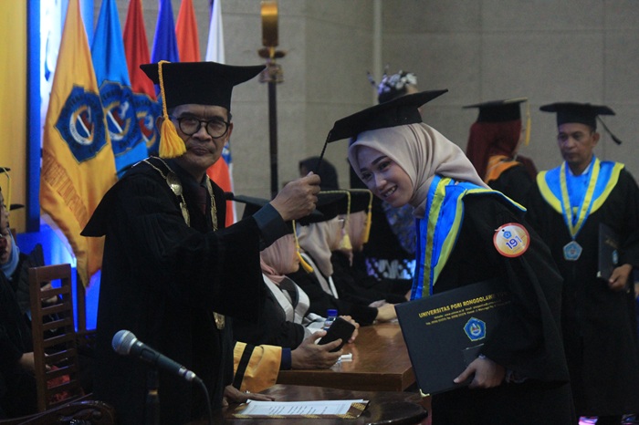 Prosesi pengalihan kuncir toga wisudawan oleh Rektor Unirow Tuban Dr. Warli M.Pd.