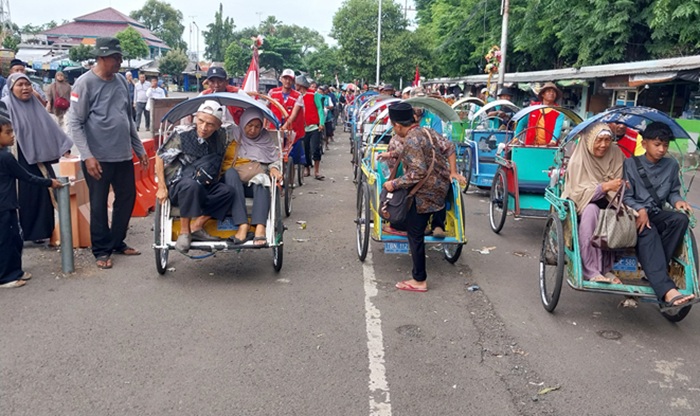 Becak di Terminal Wisata Kebonsari Tuban yang wajib berpelat nomor warna biru sebagai tanda legalitas.