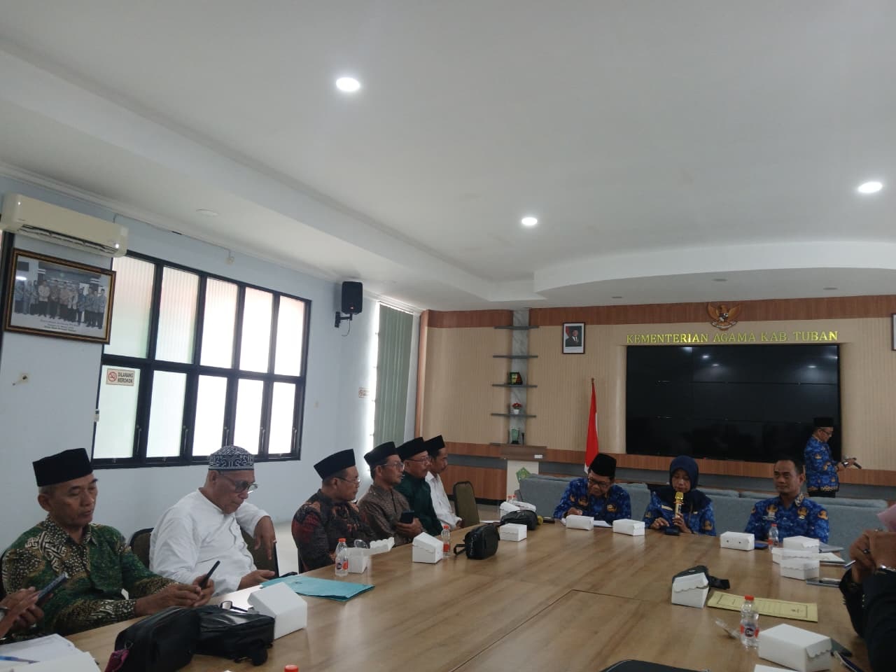 Kepala Kemenag Tuban Umi Kulsum memimpin rapat koordinasi dengan Dinkes P2KB Tuban terkait tes kesehatan sebelum pelunasan BIPIH, kemarin (17/11).