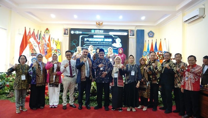 Rektor Unirow Tuban, Prof. Warli (tiga dari empat), Ketua PPLP-PT PGRI Tuban Sudjarwoto, SH., S.Pd., MM., M.Hum. (delapan dari kanan) dan akademisi dari sejumlah negara peserta ICONEST ke-3 2025.