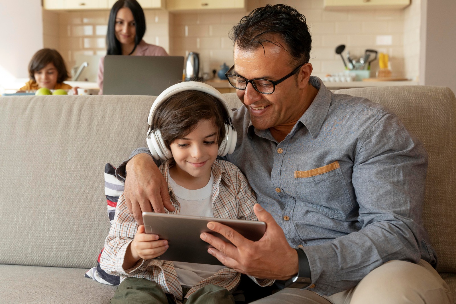 Ilustrasi ayah dan anak yang sedang memainkan tablet.