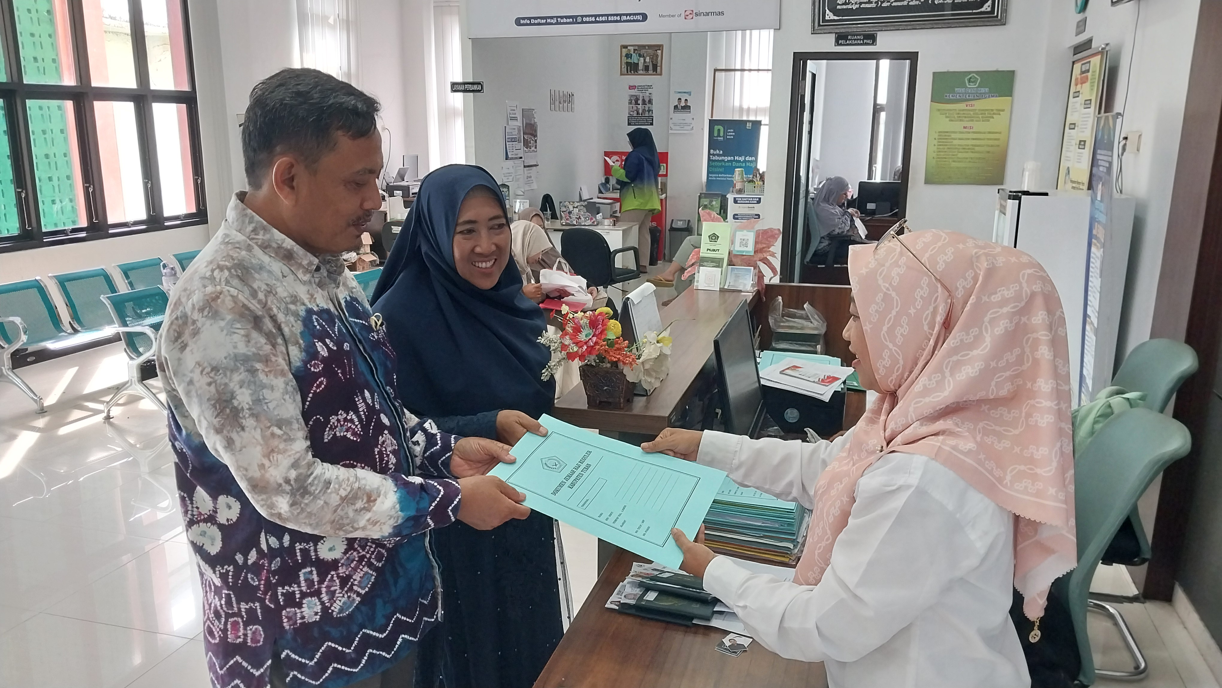 CJH menyerahkan berkas pendaftaran kepada petugas pelayanan haji di gedung PLHUT Kemenag Tuban kemarin (18/11).