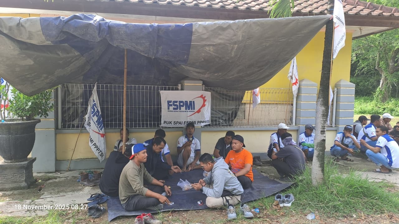 Pekerja dari FSPMI mendirikan tenda di depan kantor PT Swabina Gatra sebagai bentuk kekecewaan karena PT Swabina Gatra mangkir dari mediasi.