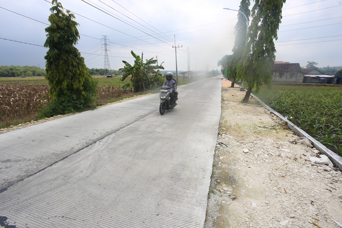 Jalan Penambangan-Kedungireng, Kecamatan Semanding yang sebelumnya bergelombang dan rusak, kini sudah terbeton. Pengendara yang melintas semakin nyaman.