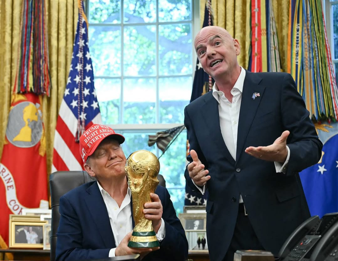 Presiden AS, Donald Trump, dan Presiden FIFA, Gianni Infantino, saat berpose bersama trofi piala dunia.