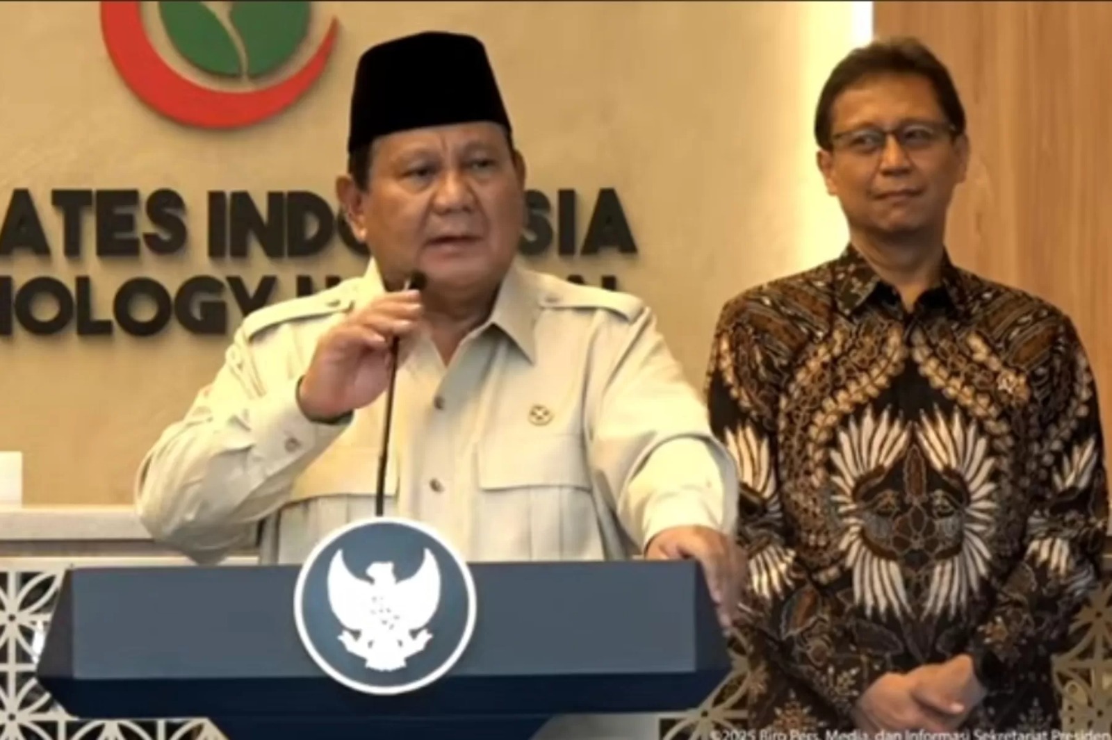 Presiden Prabowo Subianto didampingi Menkes Budi Gunadi Sadikin saat meresmikan RS Kardiologi Emirates-Indonesia (RS KEI), pada Rabu (19/11).