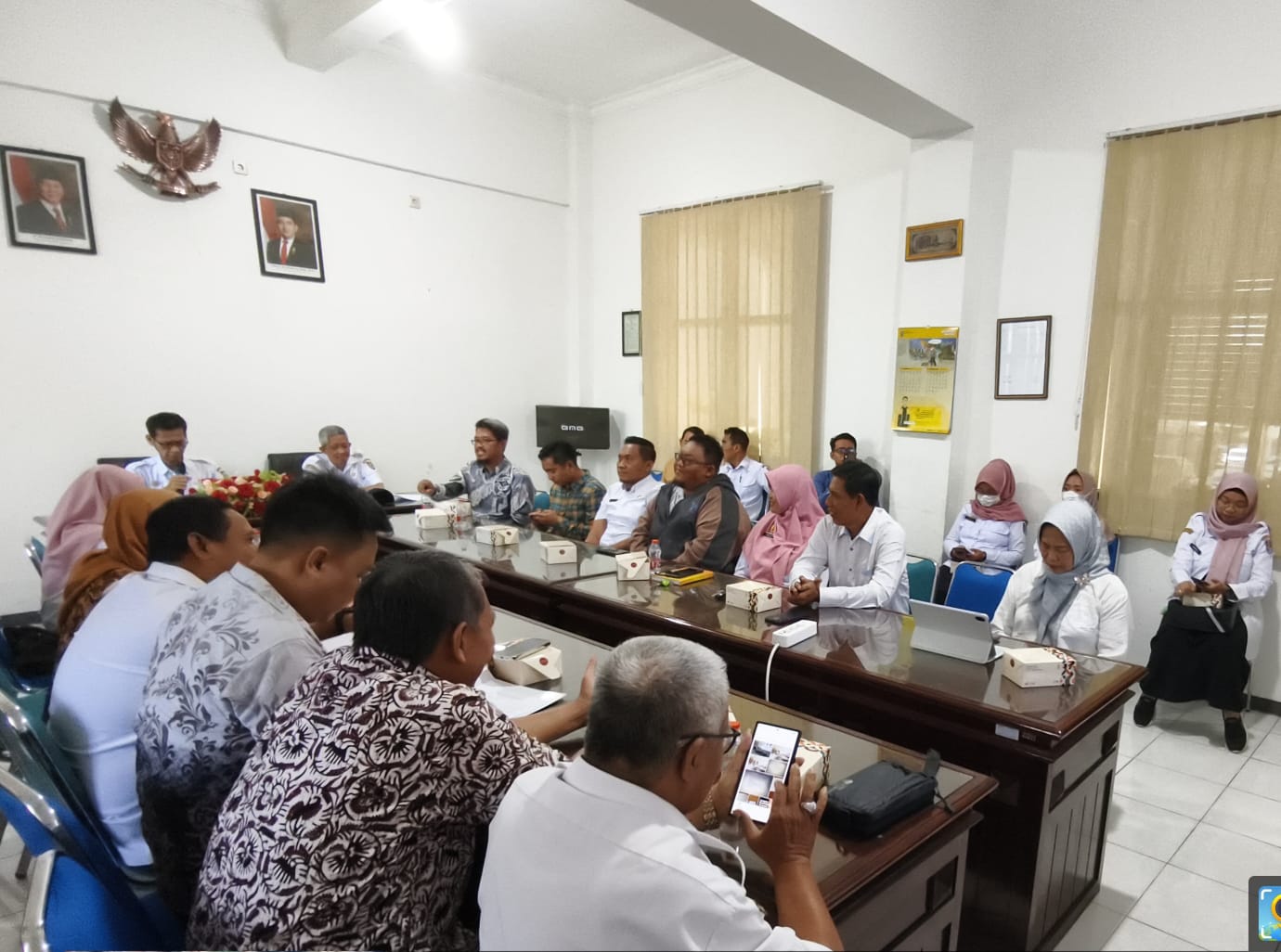 Forum Konsultasi Publik yang menghadirkan berbagai unsur masyarakat untuk menyerap aspirasi secara langsung.