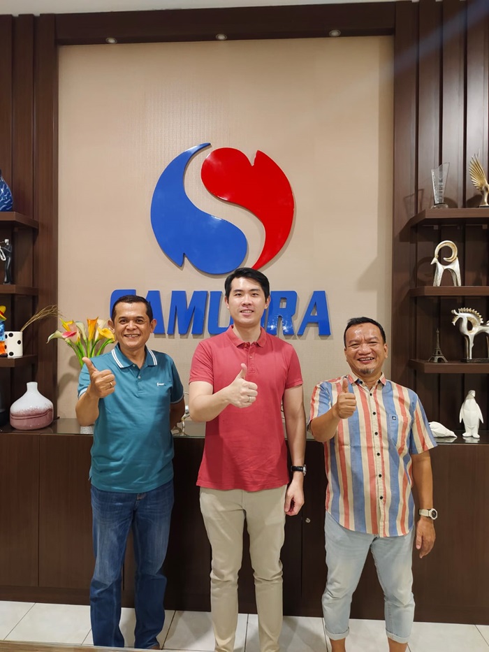 Direksi Samudra Swalayan Tuban Hendry Setyabudi (tengah) bersama Pemred Jawa Pos Radar Tuban Dwi Setiyawan (kiri) dan manager bisnis dan SDM Jawa Pos Radar Tuban Ardian Ananto.