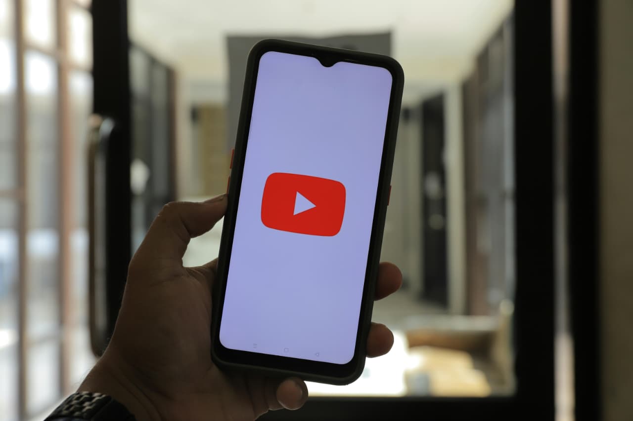 YouTube uji coba fitur DM di Irlandia dan Polandia.