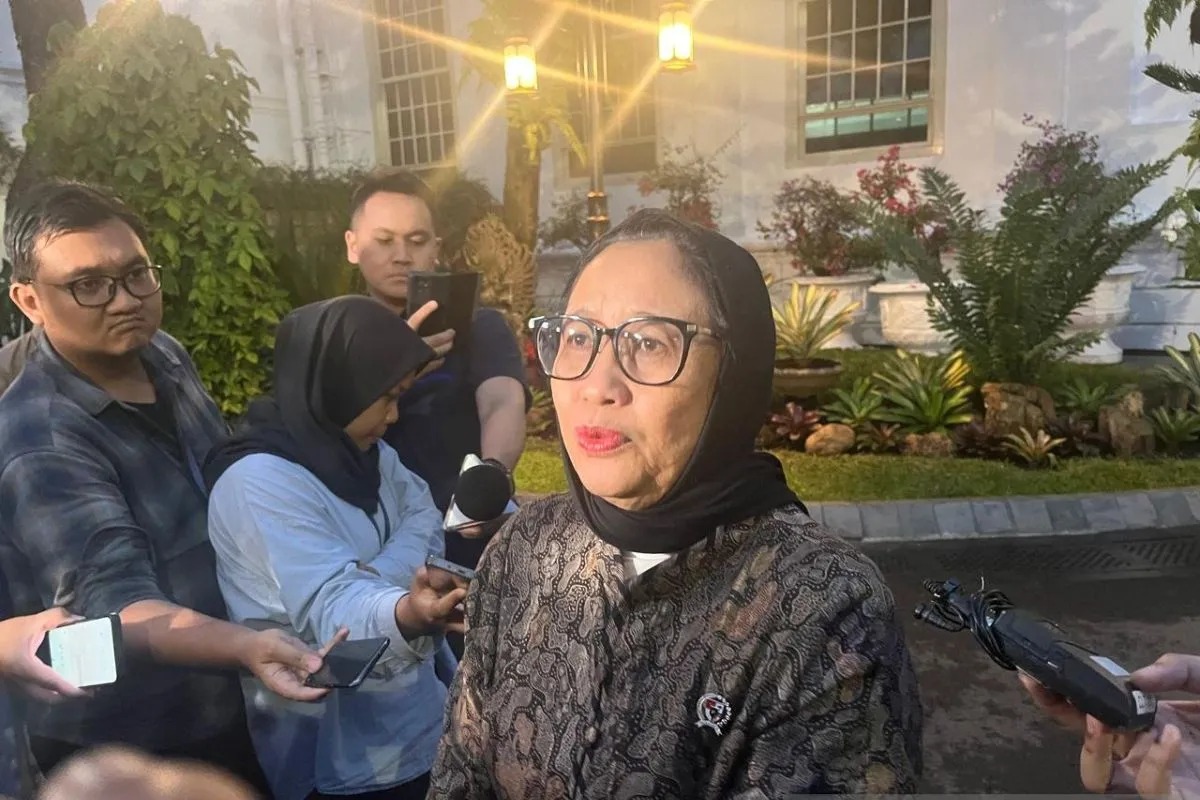 Wakil Kepala Badan Gizi Nasional (BGN) Nanik S. Deyang menyampaikan keterangan