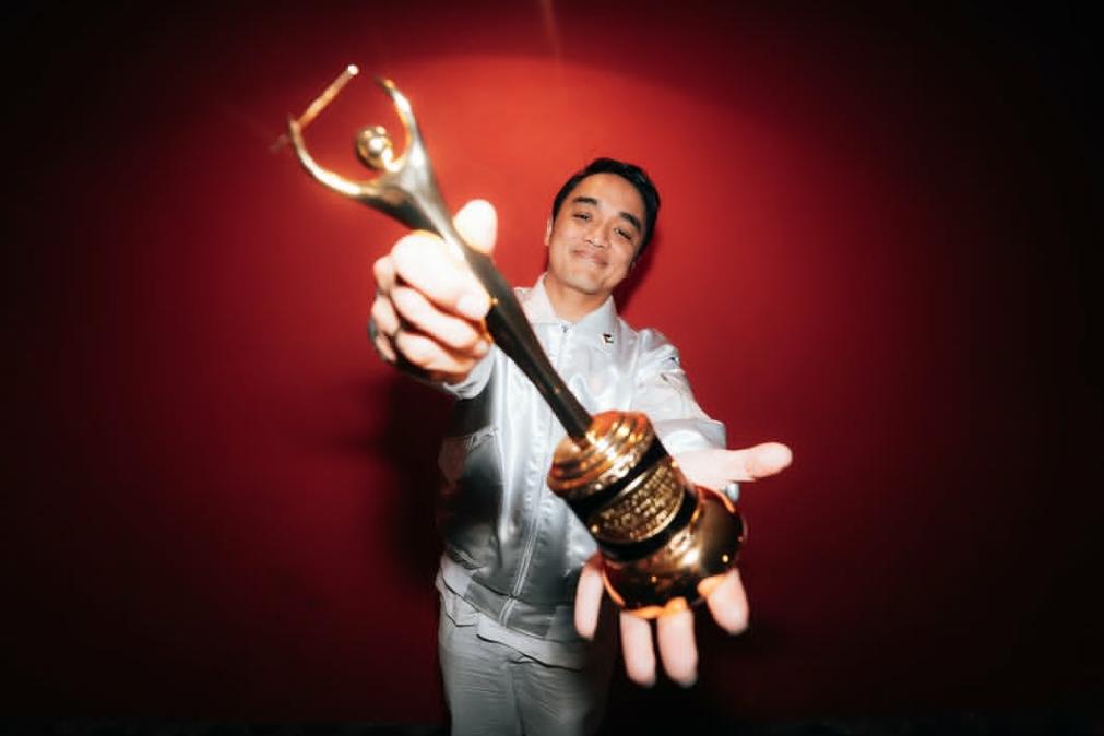 Dipha Barus berhasil meraih piala AMI Awards 2025, dalam kategori Duo/Grup/Kolaborasi Alternatif Terbaik.
