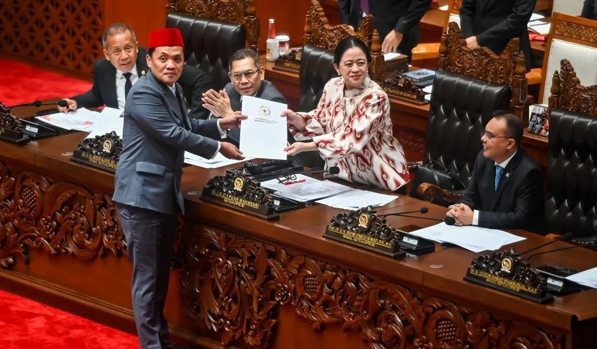 Puan Maharani menerima laporan hasil pembahasan dari Ketua Komisi III DPR Habiburokhman.