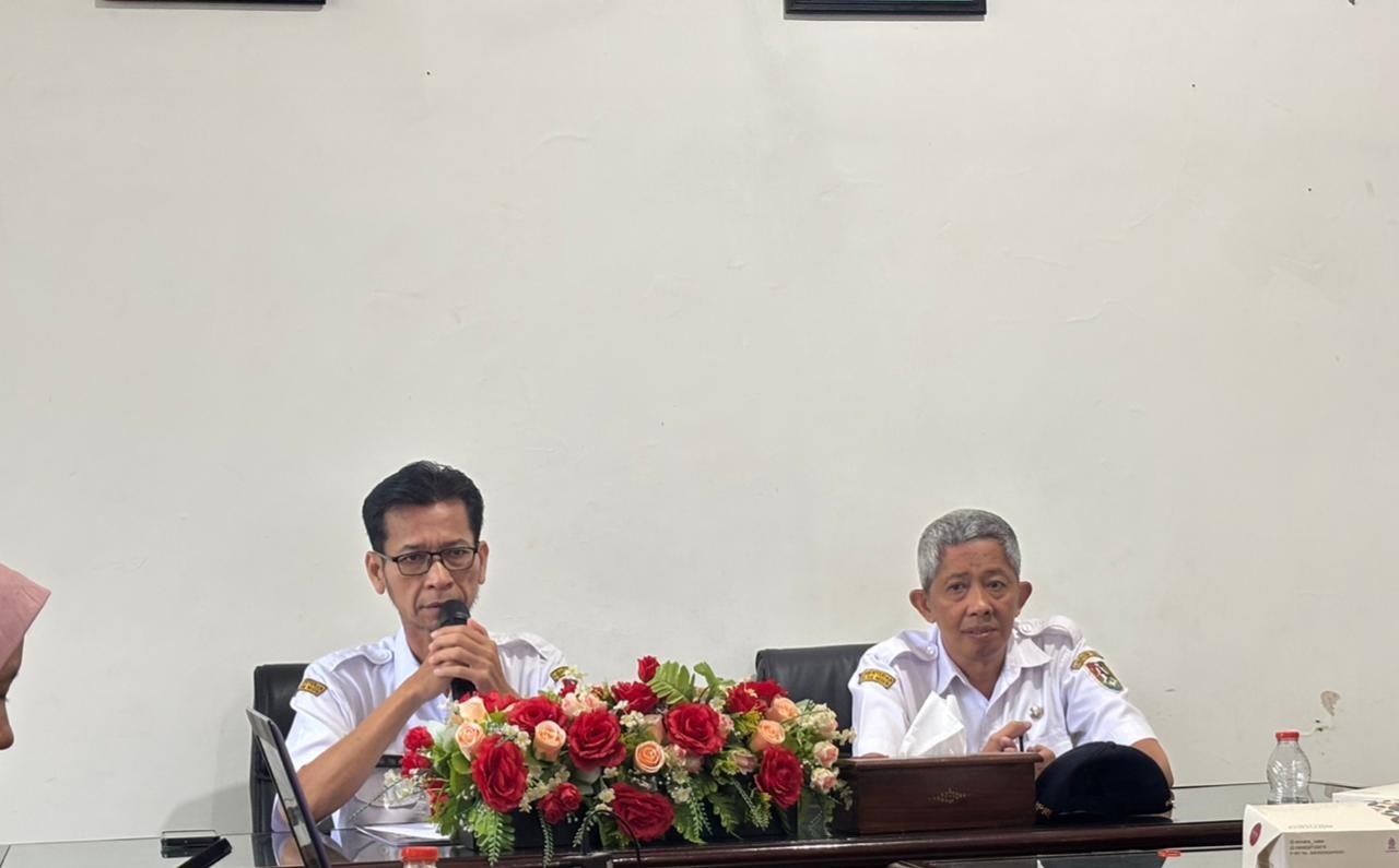 Sekretaris Bapperida Danang Tri Nohandono didampingi Kabid Riset dan Inovasi Daerah Moh. Alek Mashadi saat memimpin Forum Konsultasi Publik.