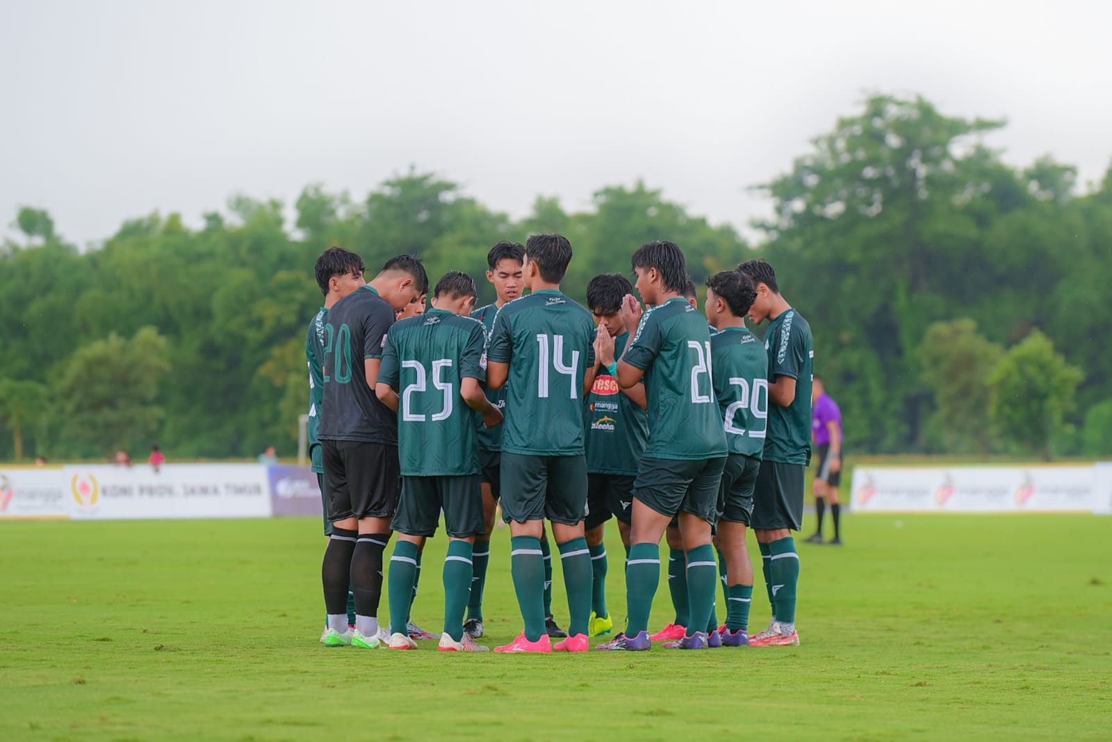 Para pemain Bumi Wali FC ketika menggelar pemanasan jelang bergulirnya pertandingan Liga 4 Asprov PSSI Jatim tahun 2024 lalu.
