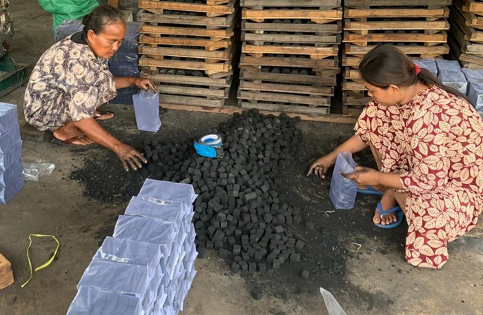 Kang Ebit menjadi solusi energi terbarukan sekaligus pemberdayaan ibu rumah tangga, lansia produktif, dan pemuda di Tuban.