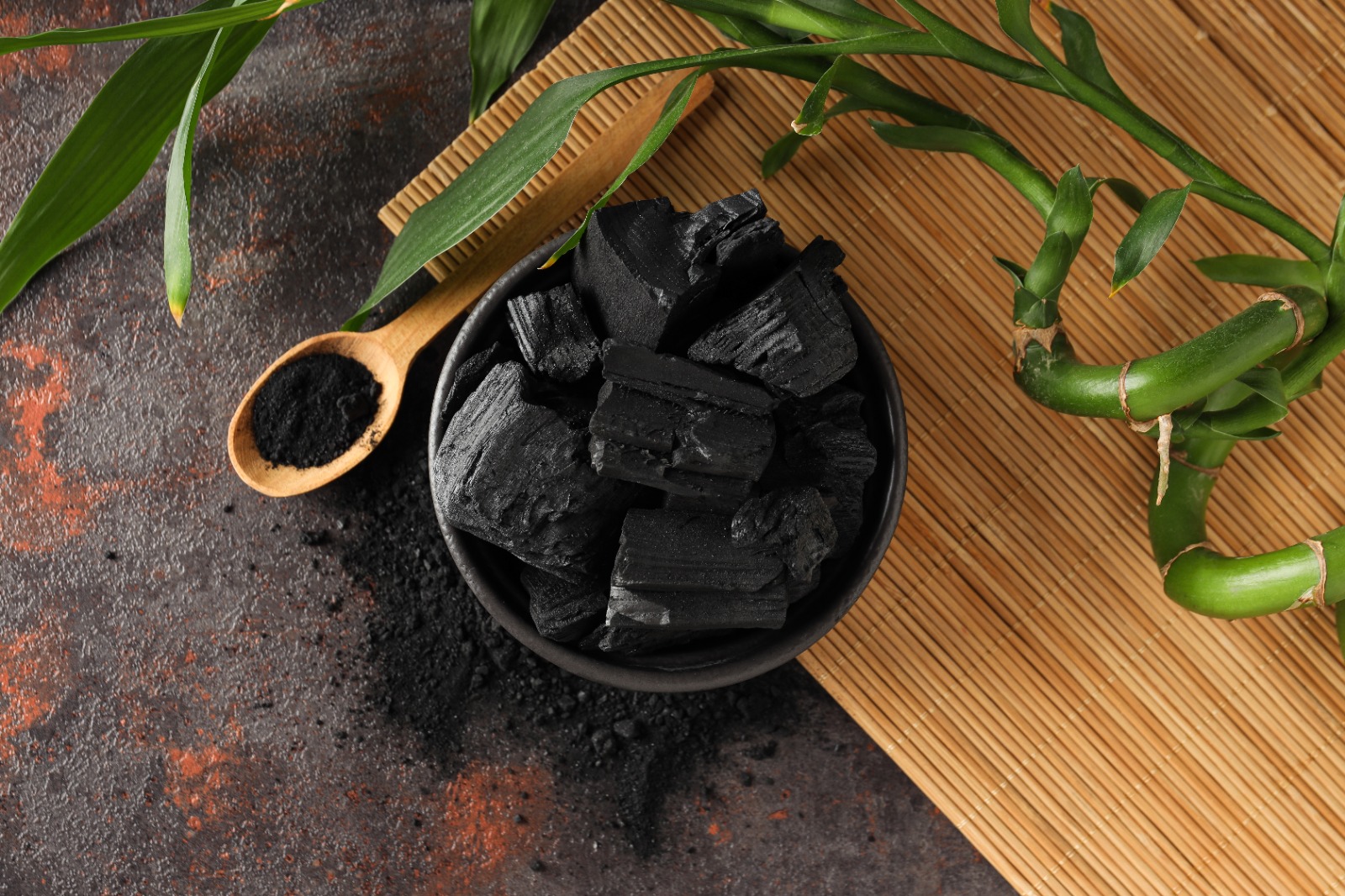 Charcoal dikenal efektif menyerap racun dan gas dalam tubuh. Cari tahu manfaat kesehatannya yang didukung penelitian medis.
