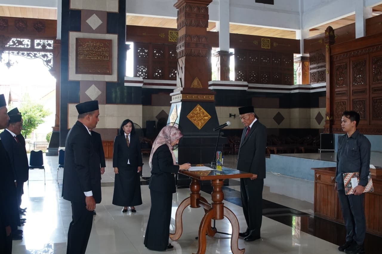 Wakil Bupati Joko Sarwono mewakili Bupati Aditya Halindra Faridzky memimpin prosesi pelantikan pejabat administrator dan pengawas di Pendapa Kridha Manunggal, Sabtu (21/11).