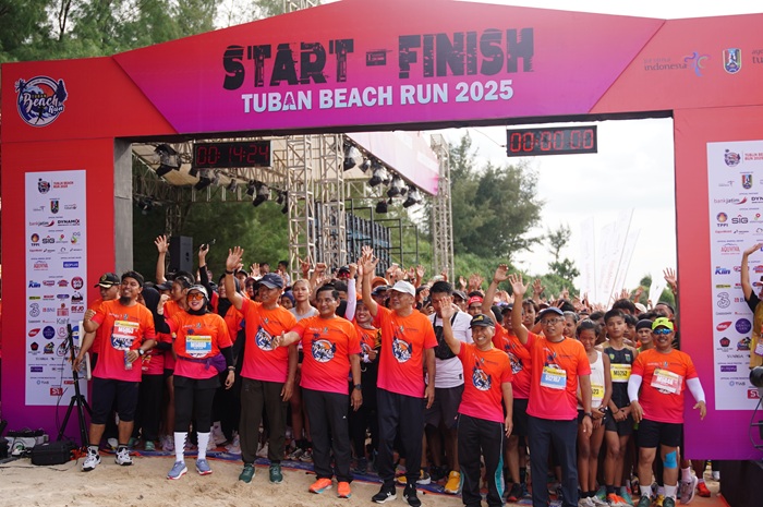 Wabup Tuban Joko Sarwono (tiga dari kanan) berada di garis start untuk mengikuti Tuban Beach Run 2025.