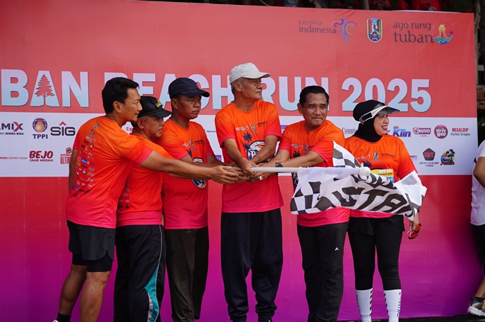 Wakil Bupati Tuban Joko Sarwono melakukan  pemberangkatan runner Tuban Beach Run 2025 yang menjadi magnet sport tourism.